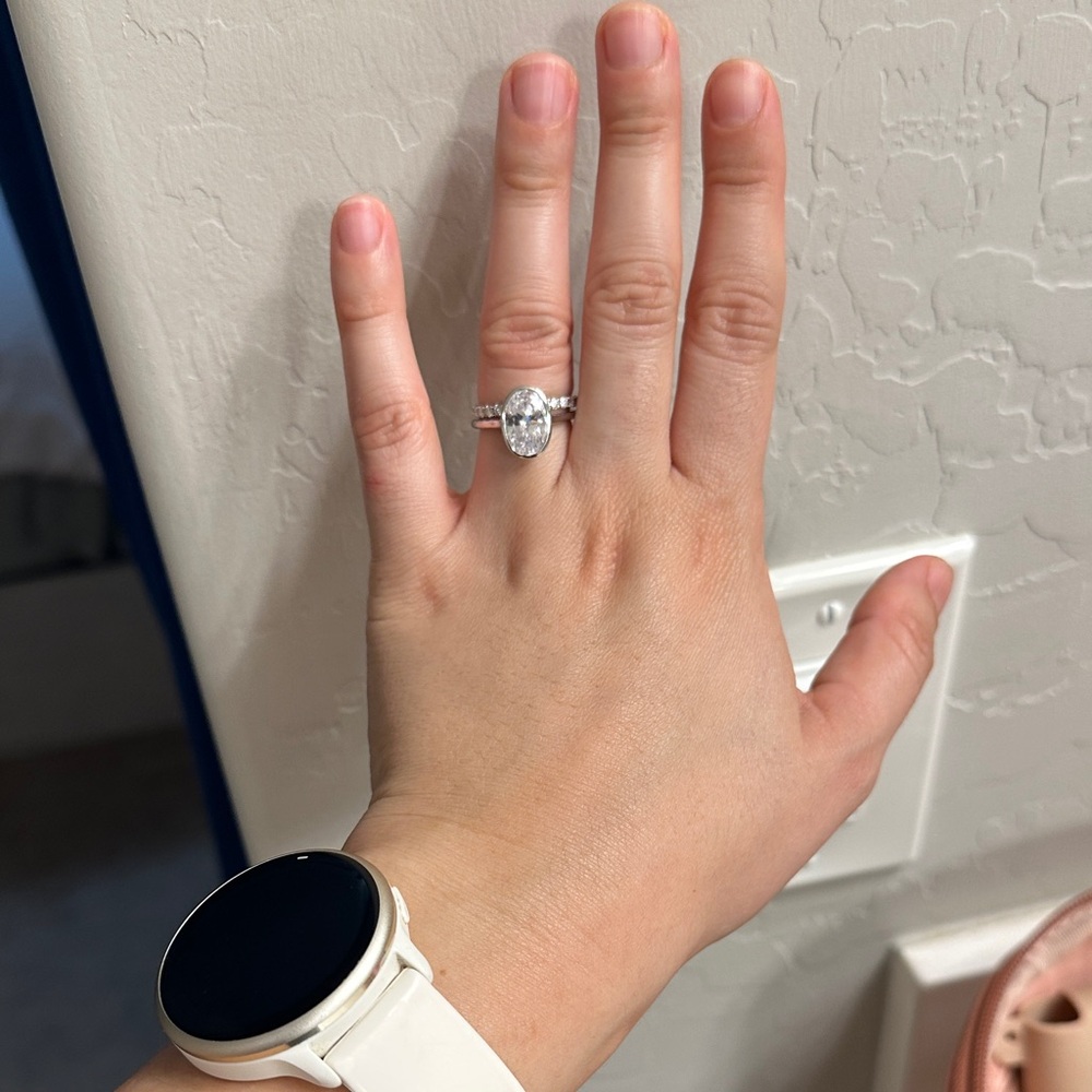 Stunning Silver Oval bezel moissanite Ring (2 carat) - Picture 5 of 8